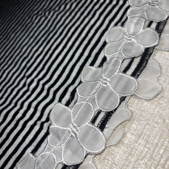 About A Girl Los Angeles Black White Stripe Floral Lave Hem Top XS Made in USA - Picture 3 of 7